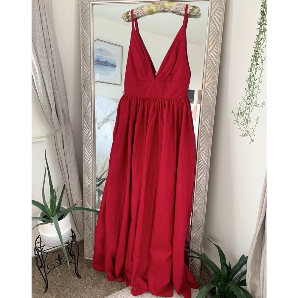 Size 6 NWT ‘Fame and Partners’ burgundy floor length gown